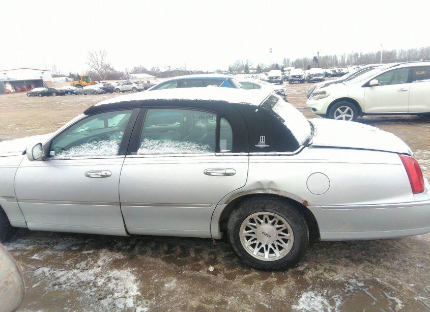 Photo 14 of 1998 Lincoln Town CAR SIGNATURE (VIN 1LNFM82WXWY699044)