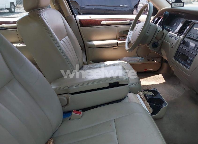 Photo 5 of 2006 Lincoln Town CAR SIGNATURE (VIN 1LNHM81V16Y625321)