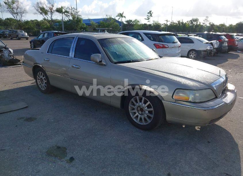 2006 Lincoln Town CAR SIGNATURE (VIN 1LNHM81V26Y642130) main photo