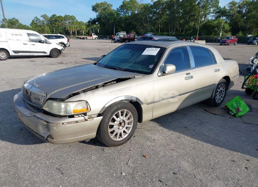 Photo 2 of 2006 Lincoln Town CAR SIGNATURE (VIN 1LNHM81V26Y642130)