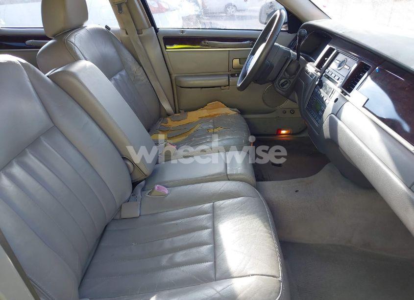 Photo 5 of 2006 Lincoln Town CAR SIGNATURE (VIN 1LNHM81V26Y642130)