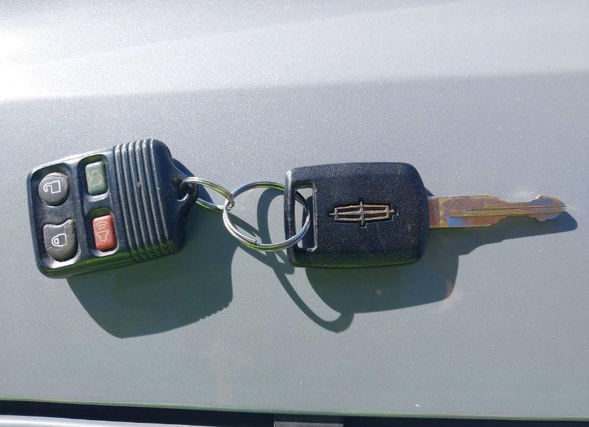 Photo 11 of 2006 Lincoln Town CAR SIGNATURE (VIN 1LNHM81V26Y646419)