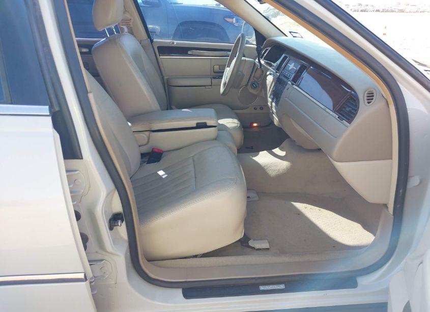 Photo 5 of 2006 Lincoln Town CAR SIGNATURE (VIN 1LNHM81V26Y646419)