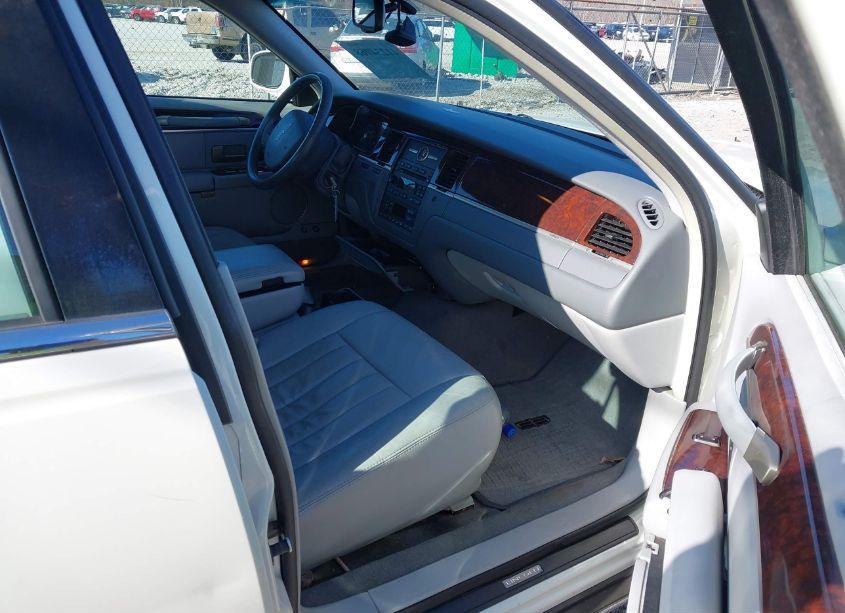 Photo 5 of 2006 Lincoln Town CAR SIGNATURE (VIN 1LNHM81V66Y614881)