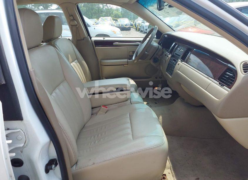 Photo 5 of 2006 Lincoln Town CAR SIGNATURE (VIN 1LNHM81VX6Y618058)