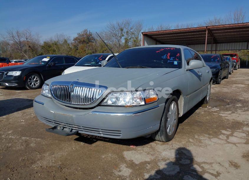 Photo 2 of 2006 Lincoln Town CAR SIGNATURE (VIN 1LNHM81VX6Y641906)