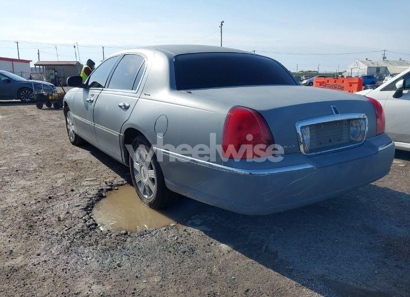 Photo 3 of 2006 Lincoln Town CAR SIGNATURE (VIN 1LNHM81VX6Y641906)