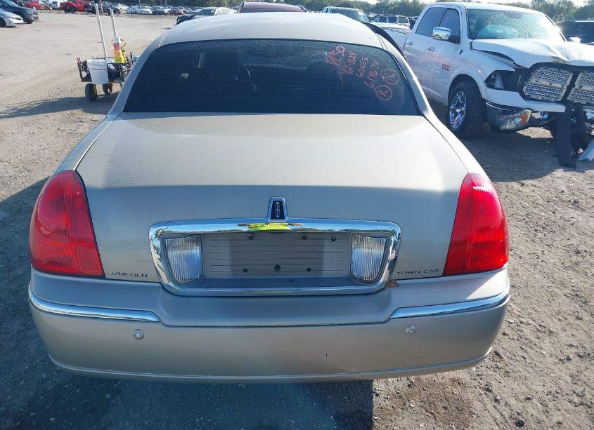 Photo 16 of 2004 Lincoln Town CAR SIGNATURE (VIN 1LNHM81W04Y614624)