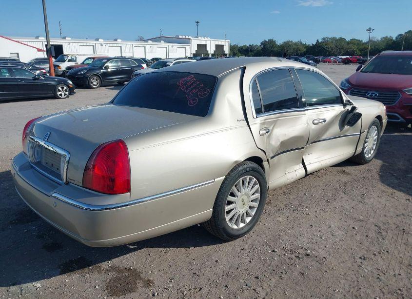 Photo 4 of 2004 Lincoln Town CAR SIGNATURE (VIN 1LNHM81W04Y614624)