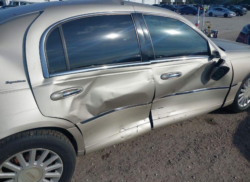 Photo 6 of 2004 Lincoln Town CAR SIGNATURE (VIN 1LNHM81W04Y614624)