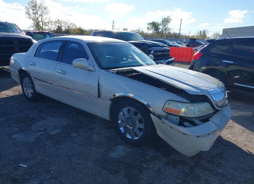 2005 Lincoln Town CAR SIGNATURE (VIN 1LNHM81W05Y658771) main photo