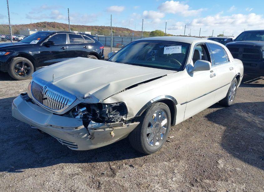Photo 2 of 2005 Lincoln Town CAR SIGNATURE (VIN 1LNHM81W05Y658771)