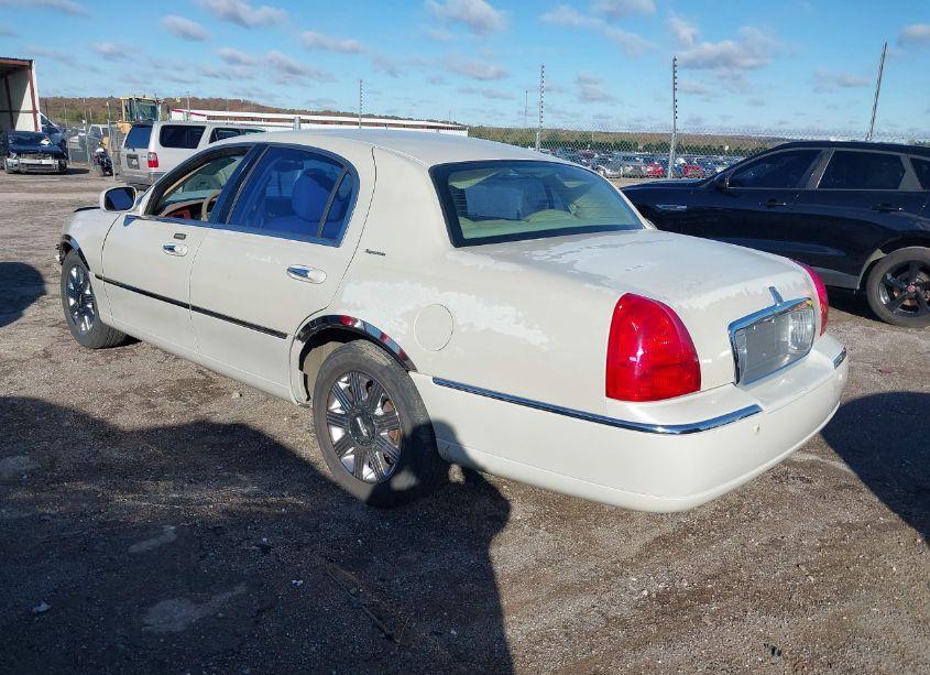 Photo 3 of 2005 Lincoln Town CAR SIGNATURE (VIN 1LNHM81W05Y658771)