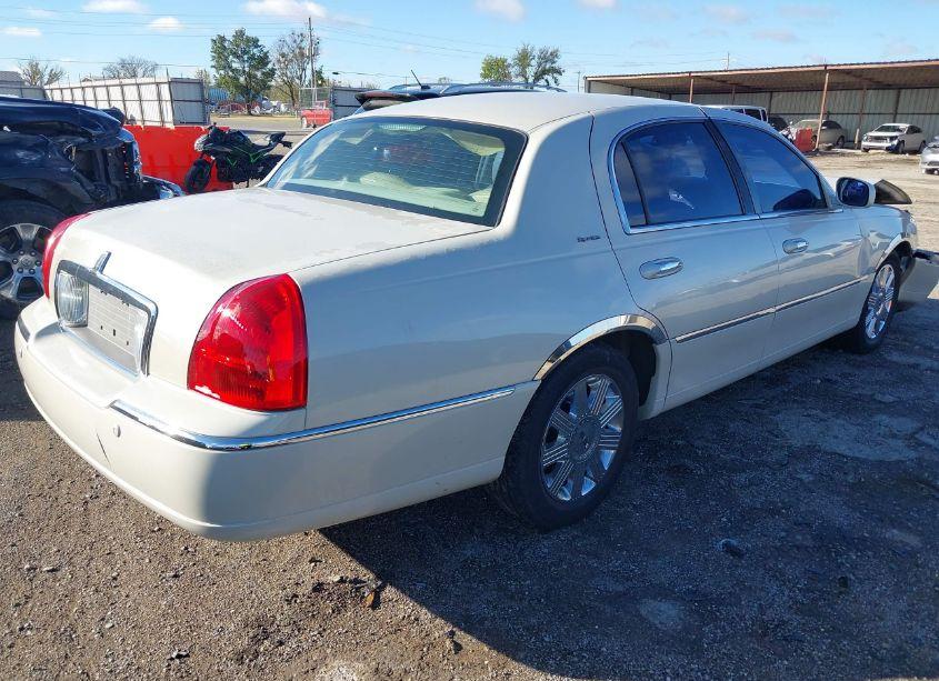 Photo 4 of 2005 Lincoln Town CAR SIGNATURE (VIN 1LNHM81W05Y658771)