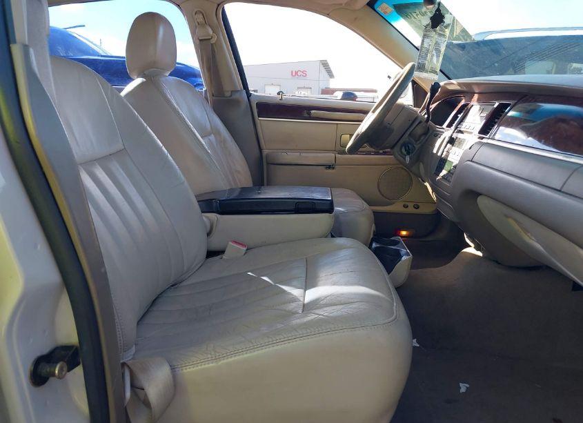 Photo 5 of 2005 Lincoln Town CAR SIGNATURE (VIN 1LNHM81W05Y658771)