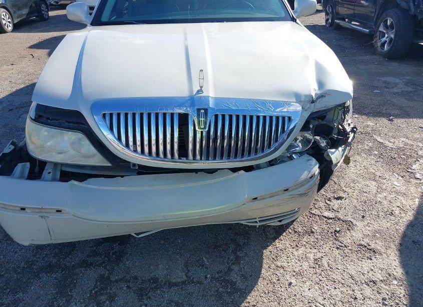 Photo 6 of 2005 Lincoln Town CAR SIGNATURE (VIN 1LNHM81W05Y658771)
