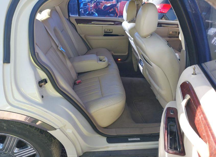 Photo 8 of 2005 Lincoln Town CAR SIGNATURE (VIN 1LNHM81W05Y658771)