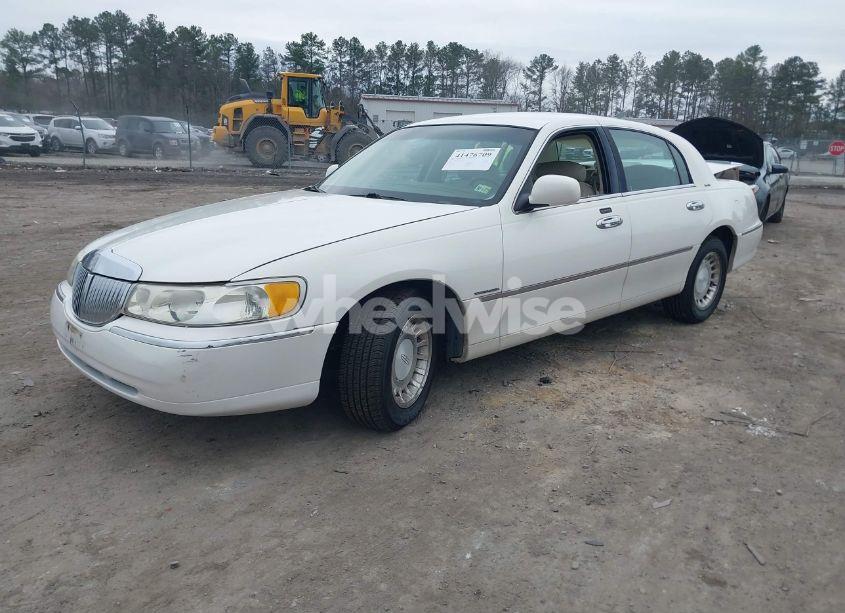 Photo 2 of 2000 Lincoln Town CAR EXECUTIVE (VIN 1LNHM81W0YY764710)