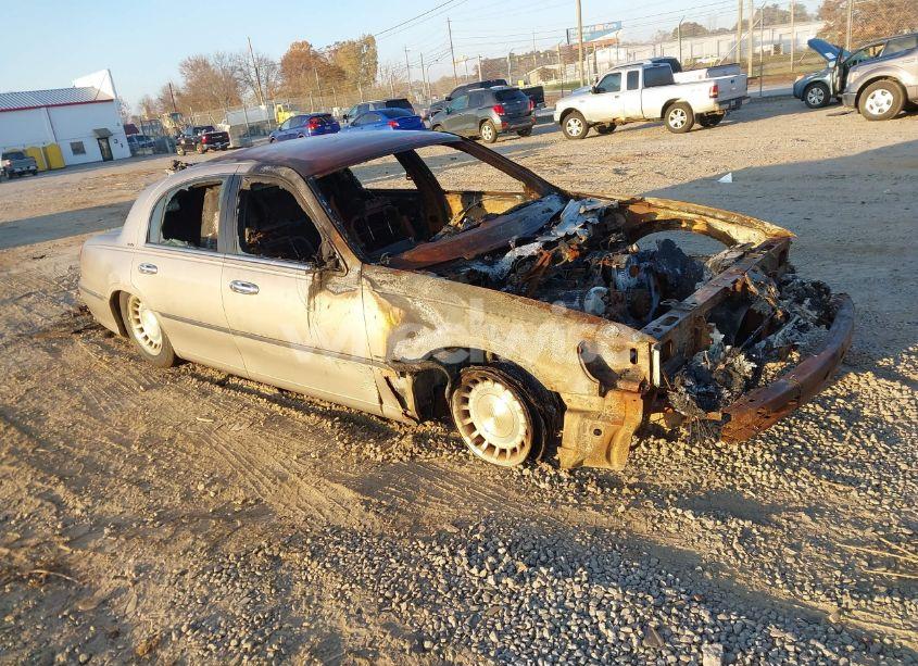 2000 Lincoln Town CAR EXECUTIVE (VIN 1LNHM81W0YY823982) main photo
