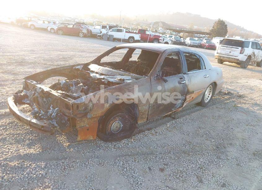Photo 2 of 2000 Lincoln Town CAR EXECUTIVE (VIN 1LNHM81W0YY823982)