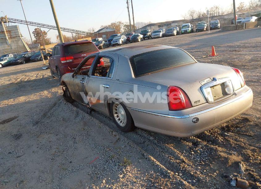 Photo 3 of 2000 Lincoln Town CAR EXECUTIVE (VIN 1LNHM81W0YY823982)