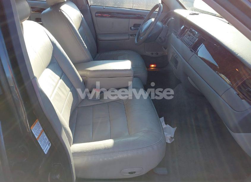 Photo 5 of 2002 Lincoln Town CAR EXECUTIVE (VIN 1LNHM81W12Y649735)
