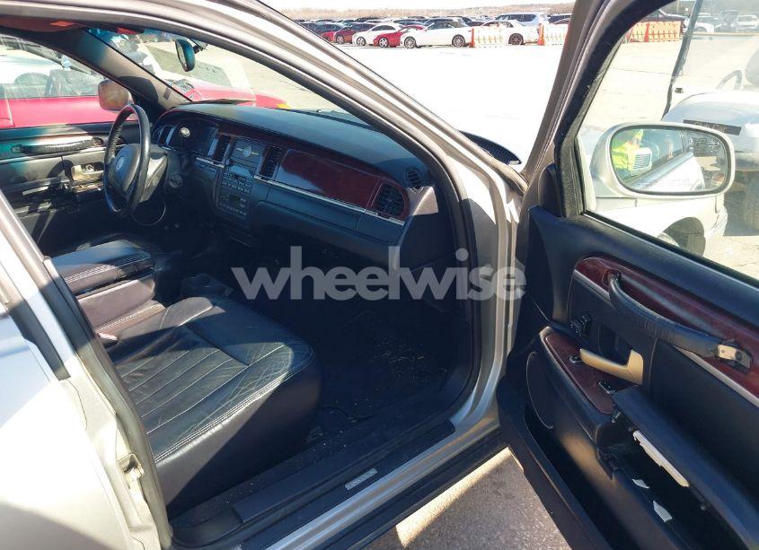 Photo 5 of 2004 Lincoln Town CAR SIGNATURE (VIN 1LNHM81W14Y612252)