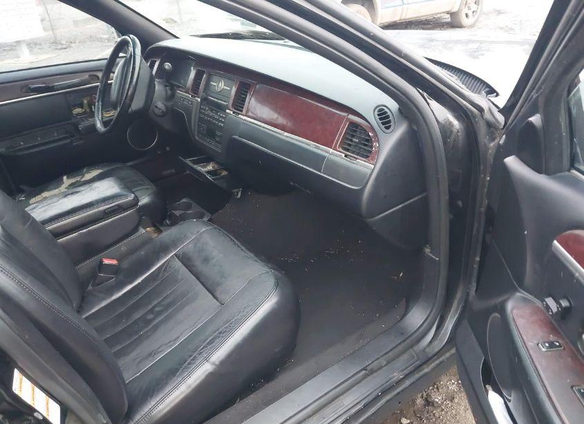 Photo 5 of 2004 Lincoln Town CAR SIGNATURE (VIN 1LNHM81W14Y686738)