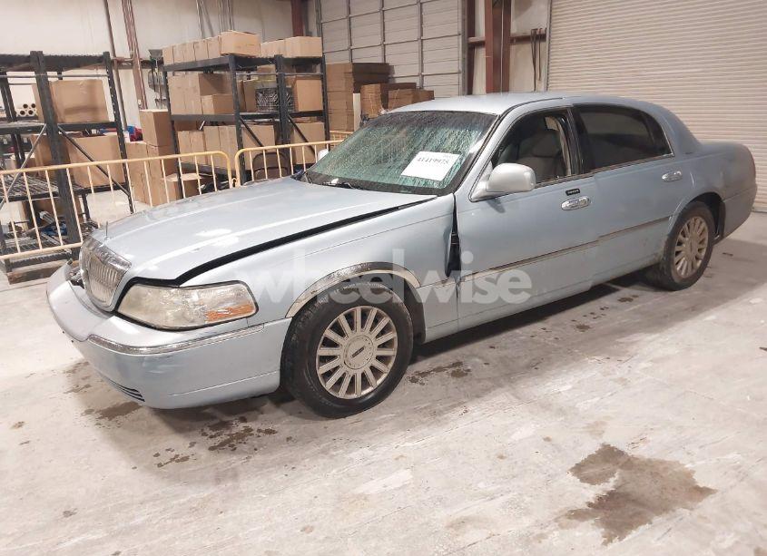 Photo 2 of 2005 Lincoln Town CAR SIGNATURE (VIN 1LNHM81W15Y636701)