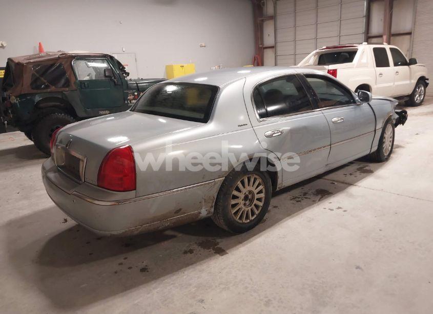 Photo 4 of 2005 Lincoln Town CAR SIGNATURE (VIN 1LNHM81W15Y636701)