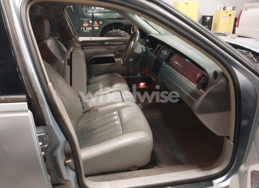 Photo 5 of 2005 Lincoln Town CAR SIGNATURE (VIN 1LNHM81W15Y636701)