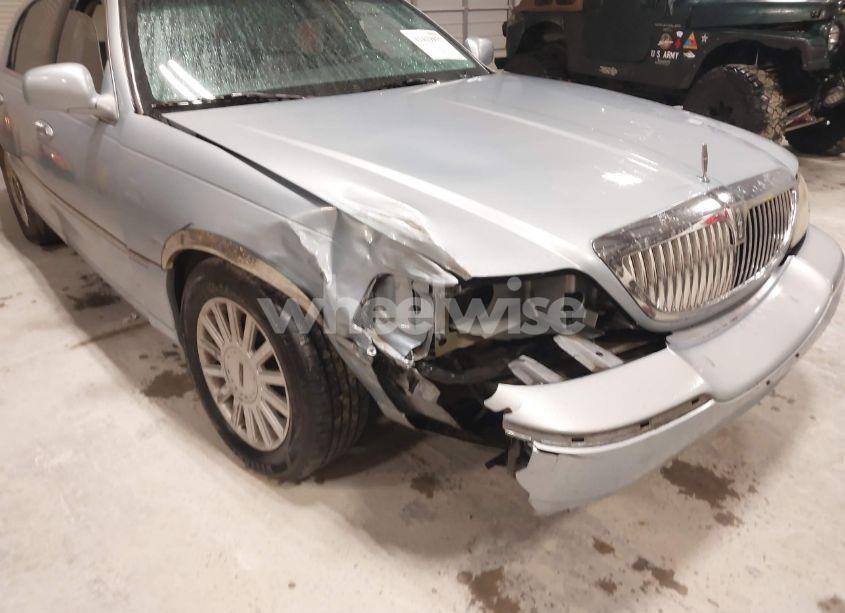 Photo 6 of 2005 Lincoln Town CAR SIGNATURE (VIN 1LNHM81W15Y636701)