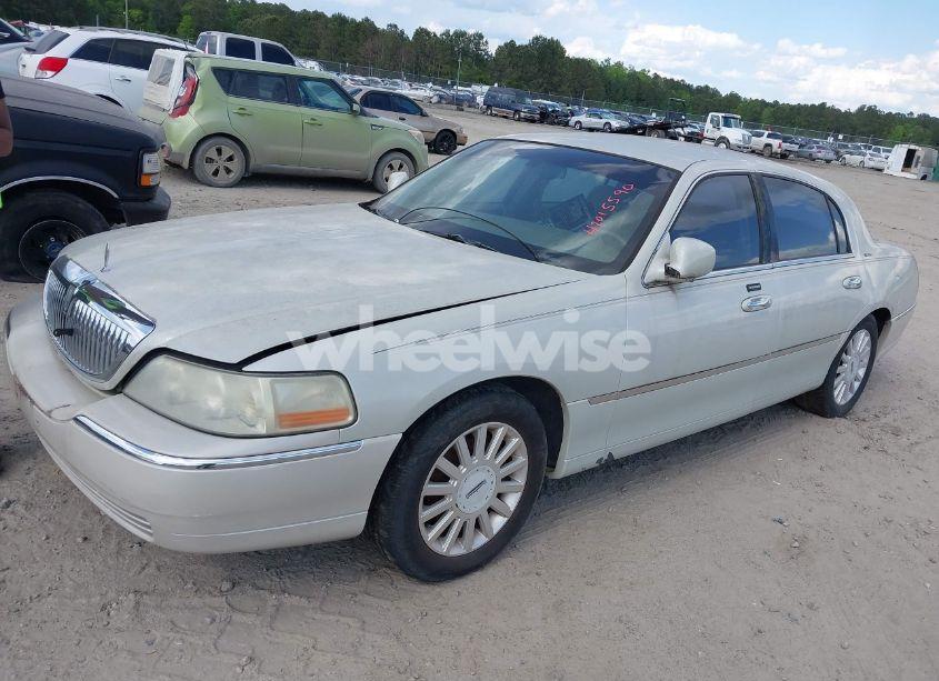 Photo 2 of 2005 Lincoln Town CAR SIGNATURE (VIN 1LNHM81W15Y664112)