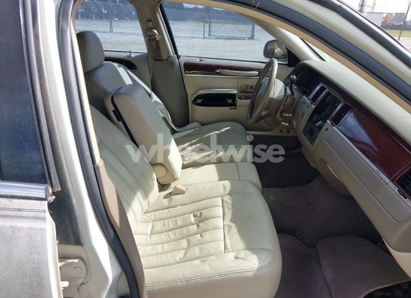 Photo 5 of 2005 Lincoln Town CAR SIGNATURE (VIN 1LNHM81W15Y664112)