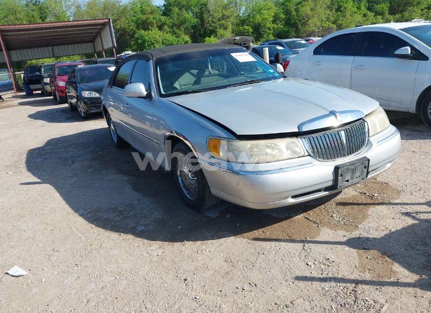 2000 Lincoln Town CAR EXECUTIVE (VIN 1LNHM81W1YY774680) main photo