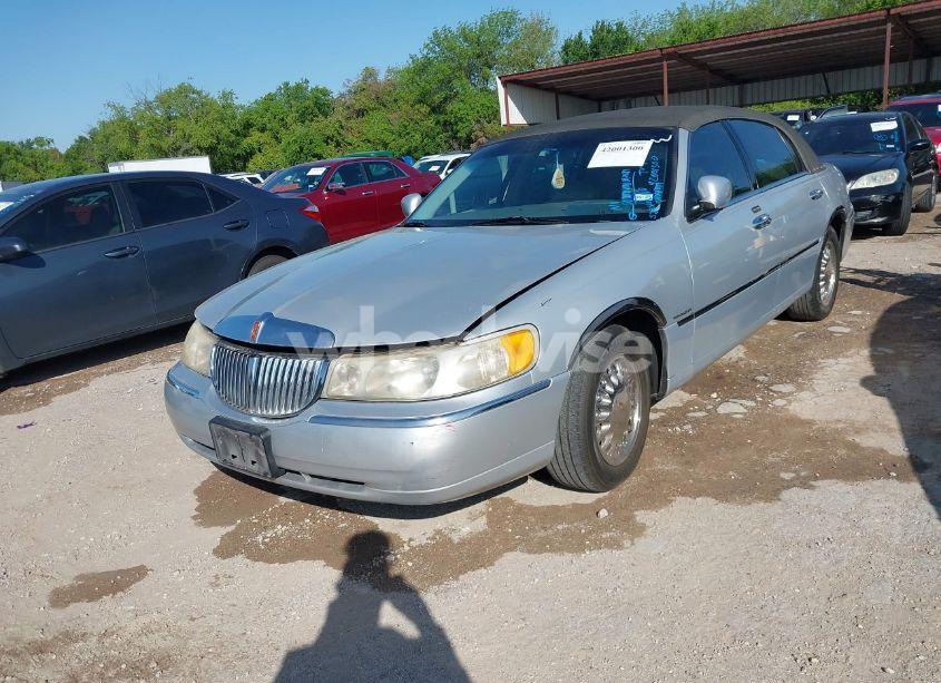 Photo 2 of 2000 Lincoln Town CAR EXECUTIVE (VIN 1LNHM81W1YY774680)