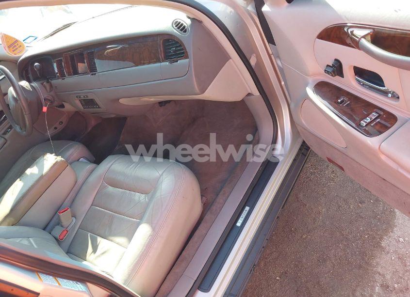Photo 5 of 2000 Lincoln Town CAR EXECUTIVE (VIN 1LNHM81W1YY774680)