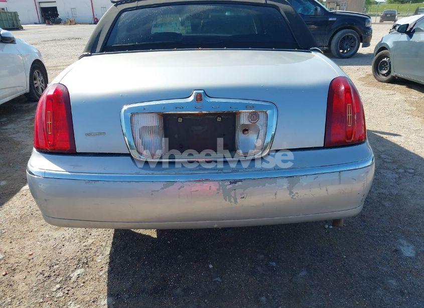 Photo 6 of 2000 Lincoln Town CAR EXECUTIVE (VIN 1LNHM81W1YY774680)