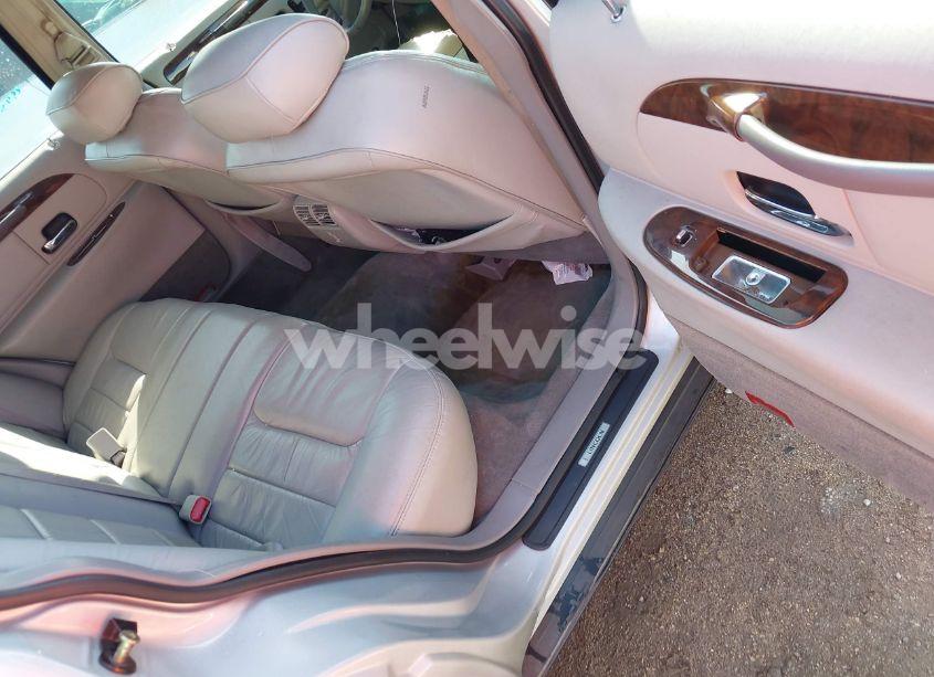 Photo 8 of 2000 Lincoln Town CAR EXECUTIVE (VIN 1LNHM81W1YY774680)