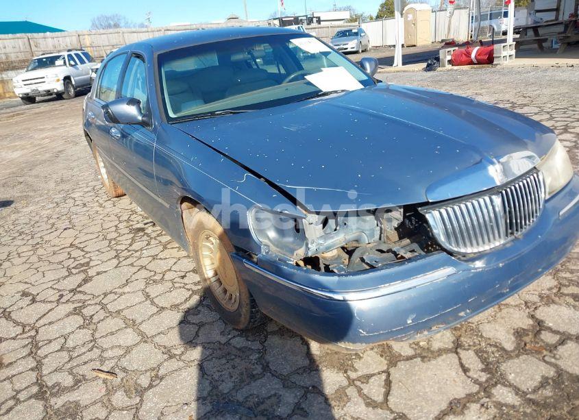 2000 Lincoln Town CAR EXECUTIVE (VIN 1LNHM81W1YY836613) main photo