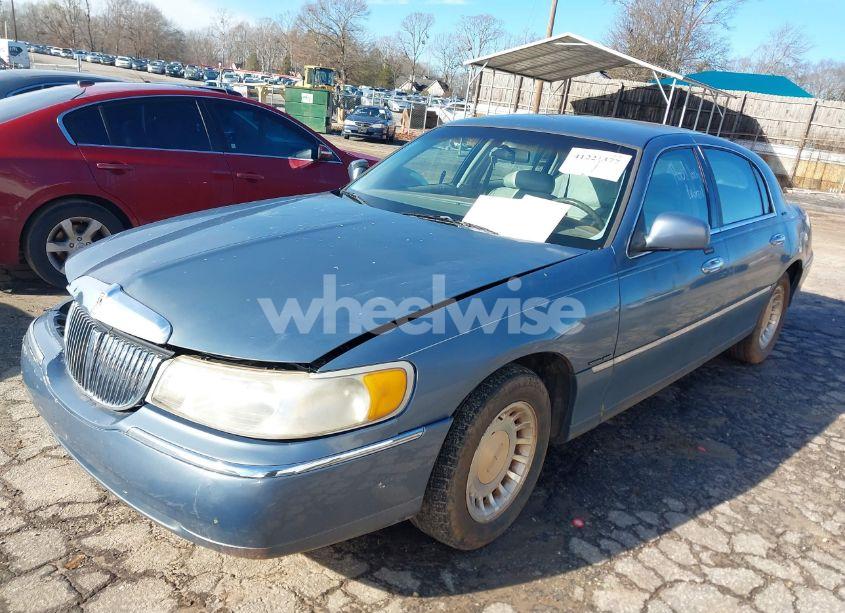 Photo 2 of 2000 Lincoln Town CAR EXECUTIVE (VIN 1LNHM81W1YY836613)