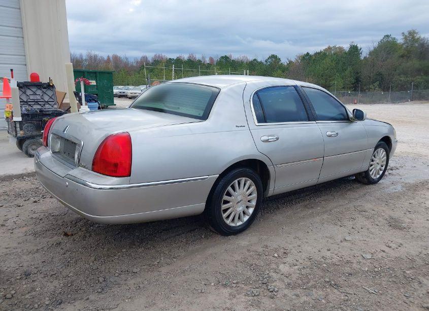 Photo 4 of 2004 Lincoln Town CAR SIGNATURE (VIN 1LNHM81W24Y603656)