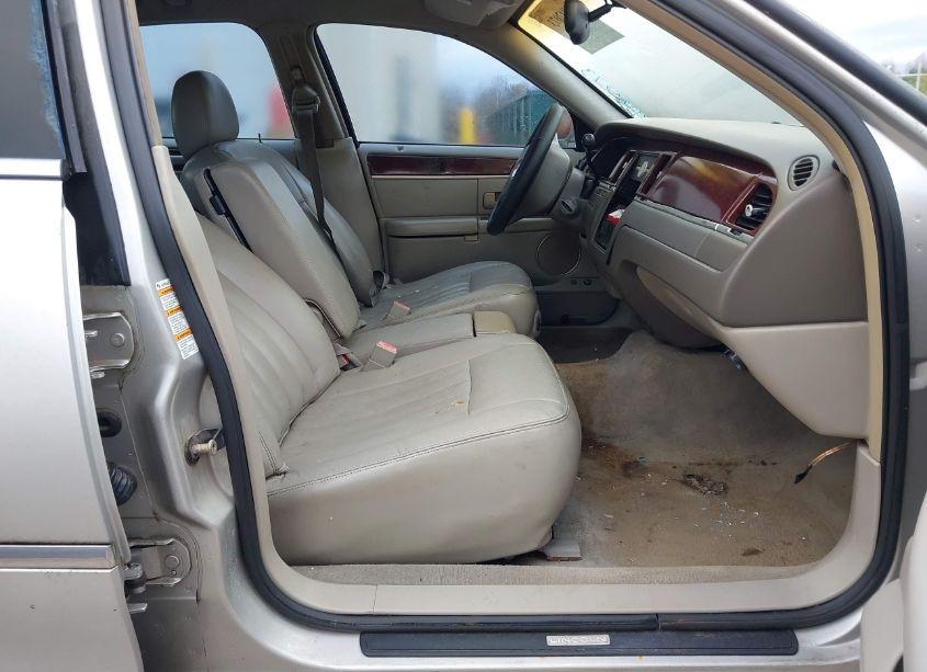 Photo 5 of 2004 Lincoln Town CAR SIGNATURE (VIN 1LNHM81W24Y603656)