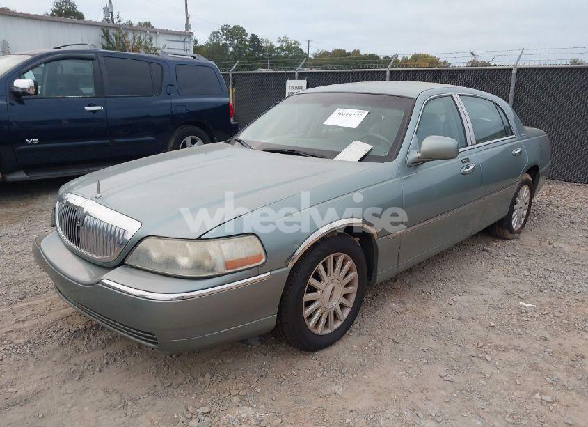 Photo 2 of 2004 Lincoln Town CAR SIGNATURE (VIN 1LNHM81W24Y677935)
