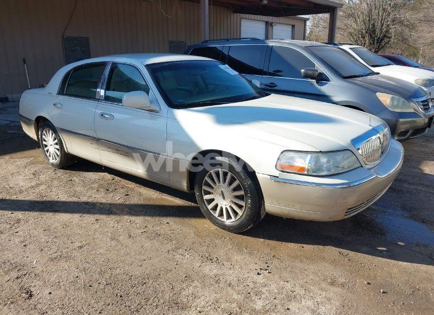 2004 Lincoln Town CAR SIGNATURE (VIN 1LNHM81W24Y680754) main photo