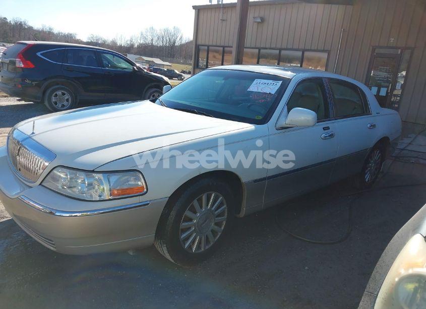 Photo 2 of 2004 Lincoln Town CAR SIGNATURE (VIN 1LNHM81W24Y680754)