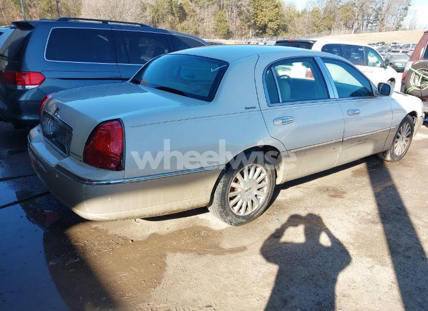 Photo 4 of 2004 Lincoln Town CAR SIGNATURE (VIN 1LNHM81W24Y680754)