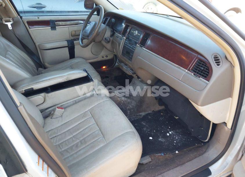 Photo 5 of 2004 Lincoln Town CAR SIGNATURE (VIN 1LNHM81W24Y680754)