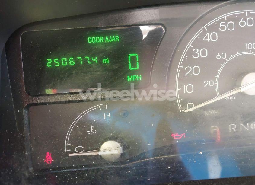 Photo 7 of 2004 Lincoln Town CAR SIGNATURE (VIN 1LNHM81W24Y680754)