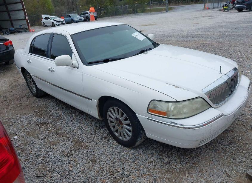 2005 Lincoln Town CAR SIGNATURE (VIN 1LNHM81W25Y622399) main photo